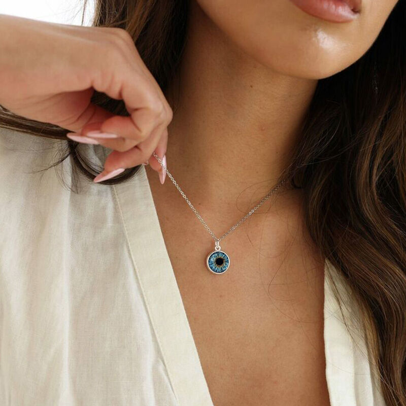 Collier Iris personnalisé : ajoutez une photo de l’œil pour un cadeau unique à vos proches.