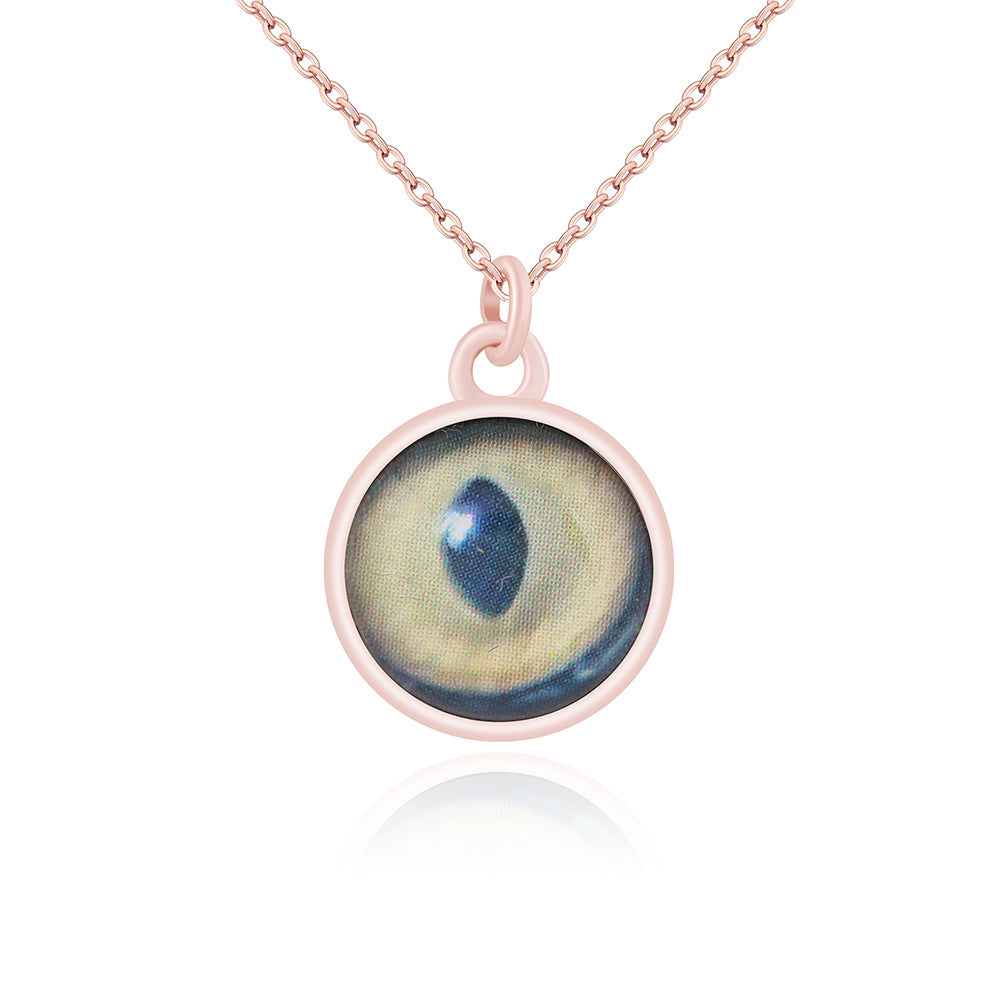 Collier Iris personnalisé : ajoutez une photo de l’œil pour un cadeau unique à vos proches.