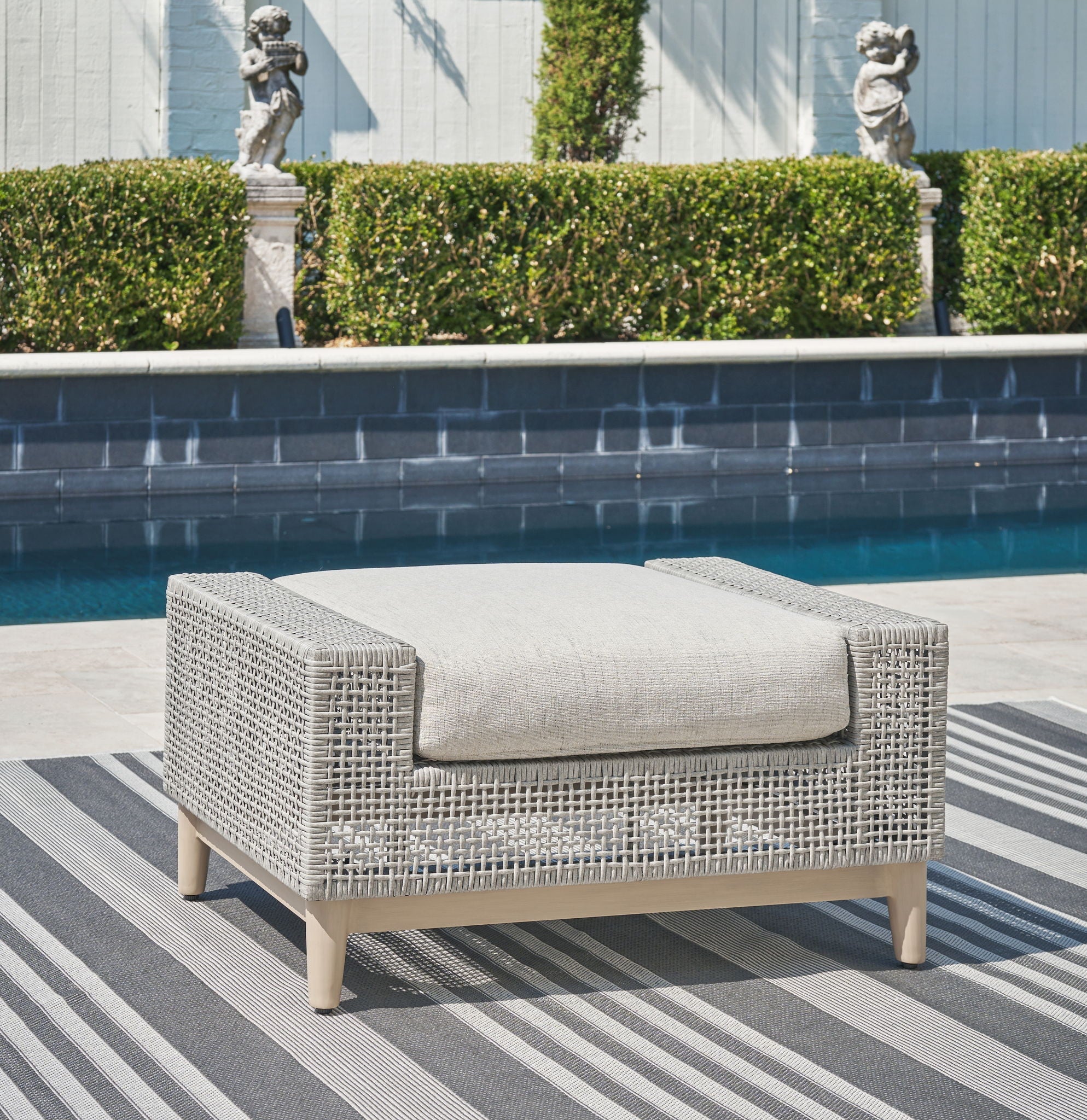 Seton Creek - Pouf avec coussin - Gris
